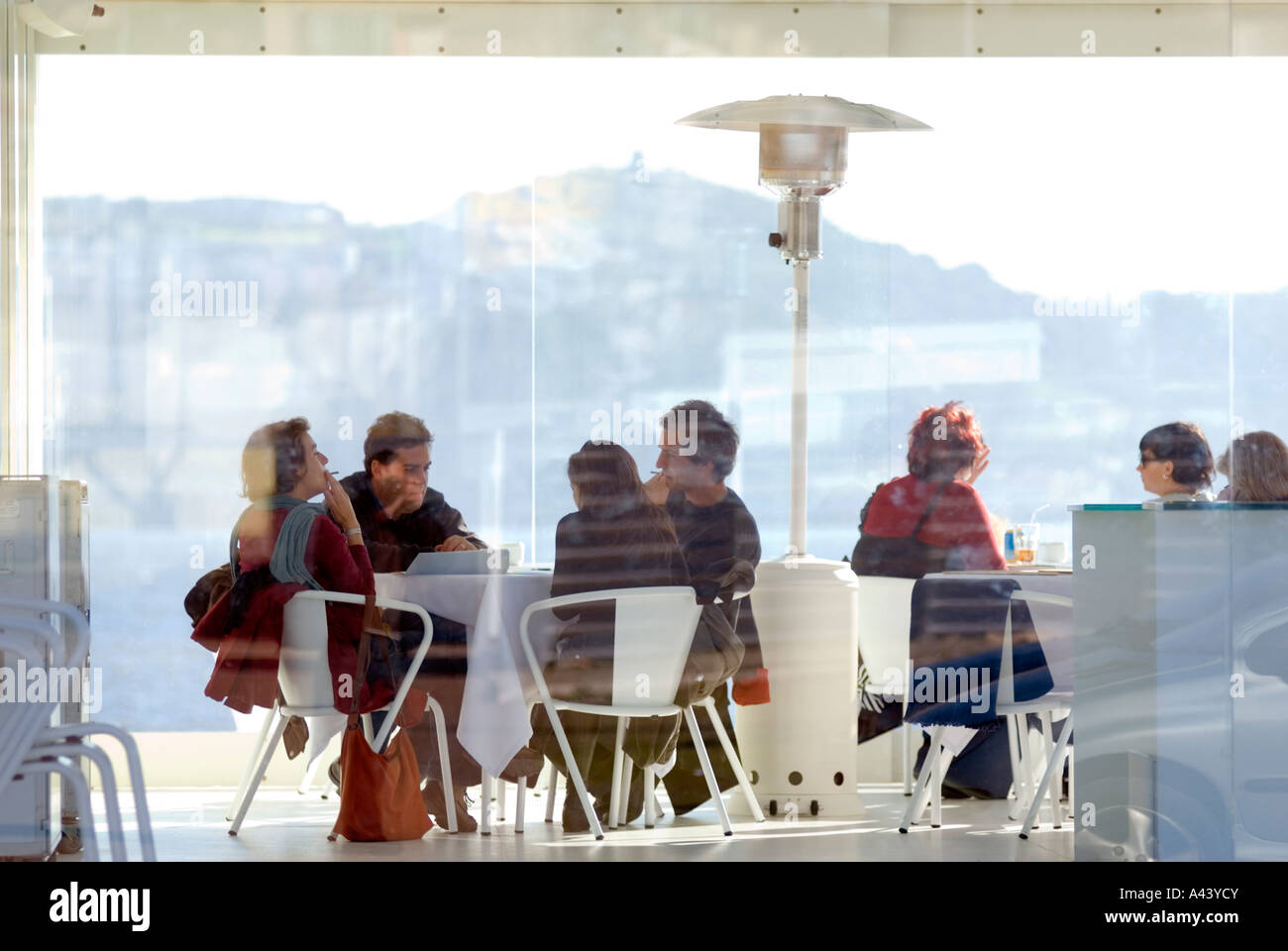 Moderne Glas-seitig riverside Café auf den RIO TEJO im Stadtteil BELEM Lissabon Portugal Stockfoto