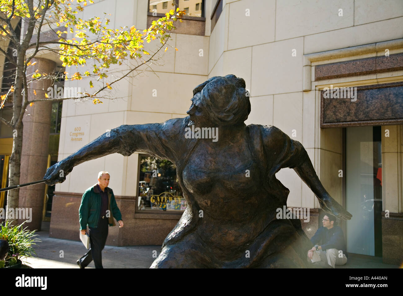 TEXAS Austin Statue von Angelina Eberly von Patrick Olipant am Congress Street Stockfoto
