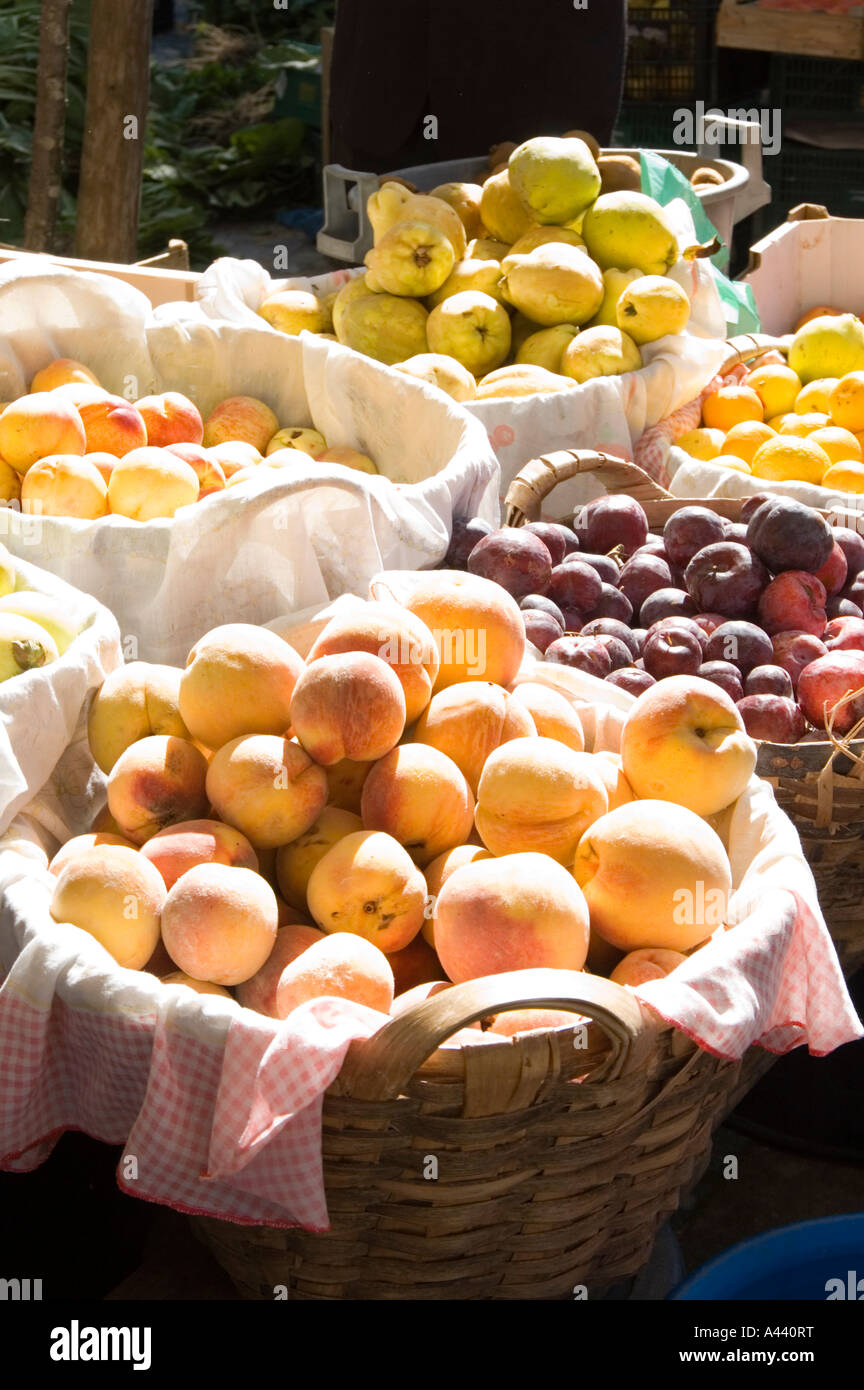 Frisches Obst für den Verkauf auf Feira De Barcelos in Minho. Portugal Stockfoto