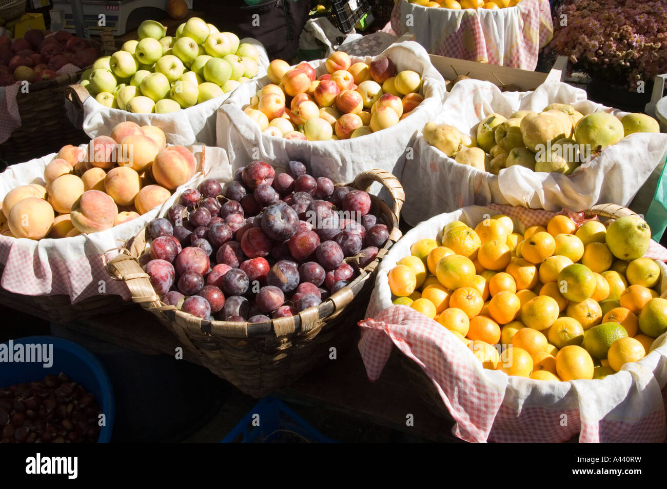 Frisches Obst für den Verkauf auf Feira De Barcelos in Minho. Portugal Stockfoto