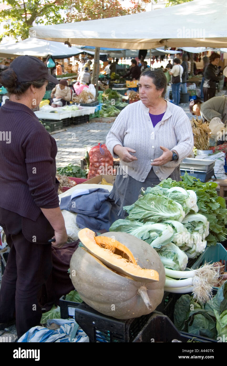 Frisches Obst und Gemüse für den Verkauf auf Feira De Barcelos in Minho. Portugal Stockfoto