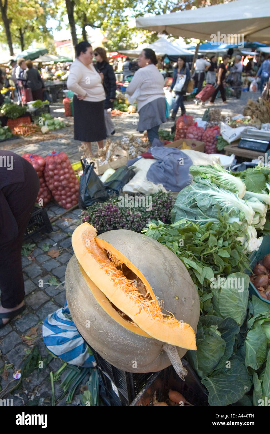 Frisches Obst und Gemüse für den Verkauf auf Feira De Barcelos in Minho. Portugal Stockfoto