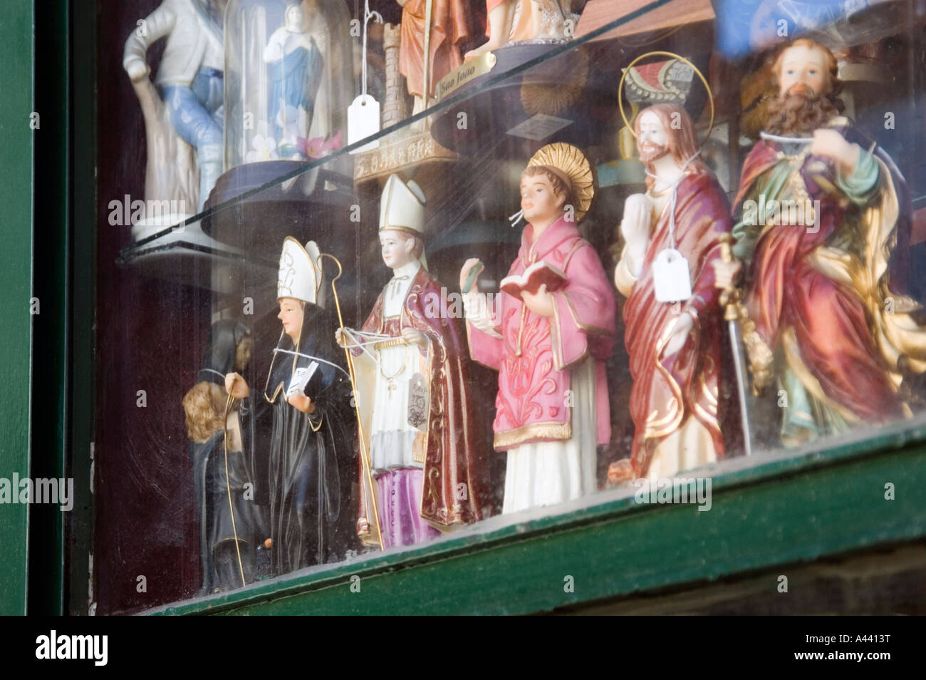 Kirchliche Souvenirs zum Verkauf in einem Schaufenster von BRAGA in der nördlichen Region MINHO in Portugal Stockfoto