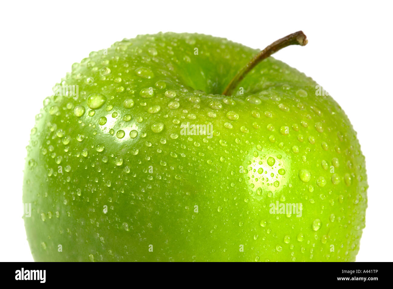 Nassen grüner Apfel, isoliert auf weiss Stockfoto