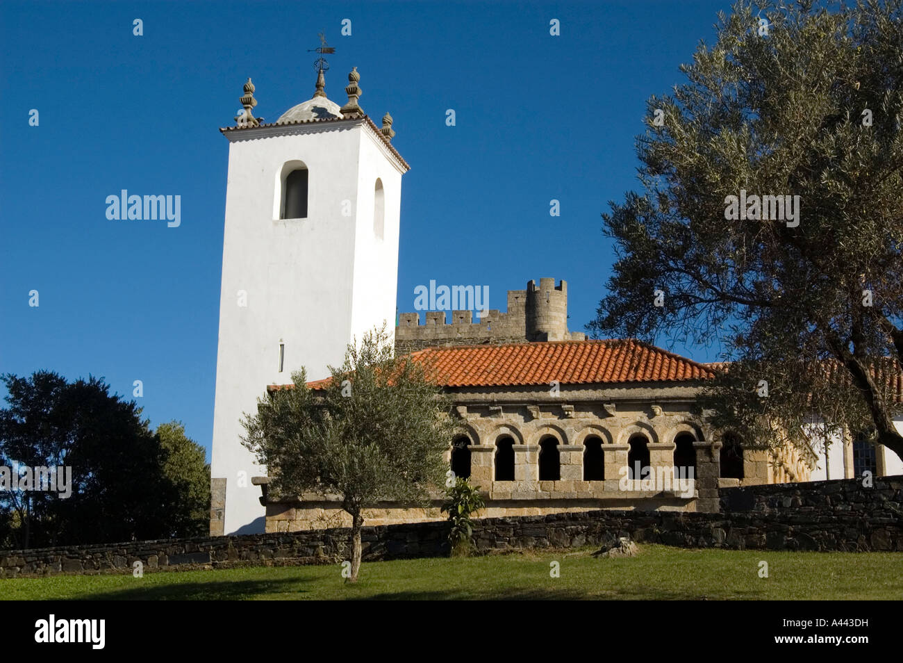 Der Turm der IGREJA DE SANTA MARIA und das DOMUS MUNICIPALIS in den alten ÜBERSCHAULICHE oder Festung in BRAGANCA Portugal Stockfoto