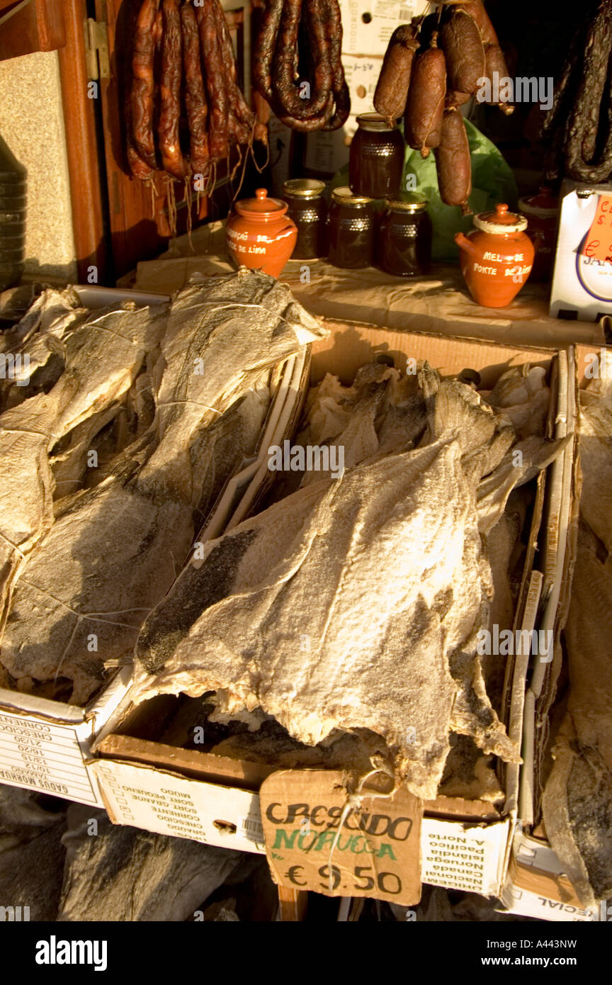 Getrocknet, gesalzen BACALHAU oder Kabeljau zum Verkauf in der Marktstadt PONTE DE LIMA in Portugal MINHO Stockfoto