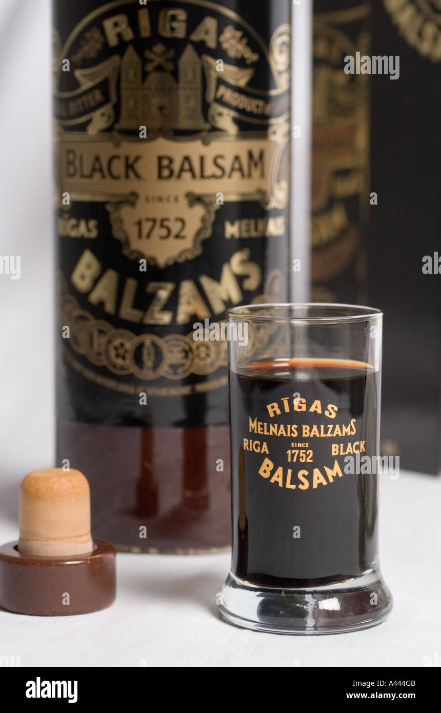 Ein Glas und traditionelle Keramik Flasche Melnais Balzams Black Balsam das Nationalgetränk von Lettland mit Kork und box Stockfoto