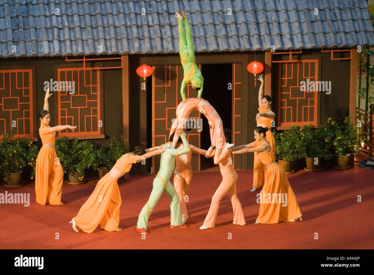 Künstler der Shanghai Acrobatic Troupe erklingt in der 1 Utama Shopping Centre in Selangor, Malaysia an Chinese New Year Stockfoto