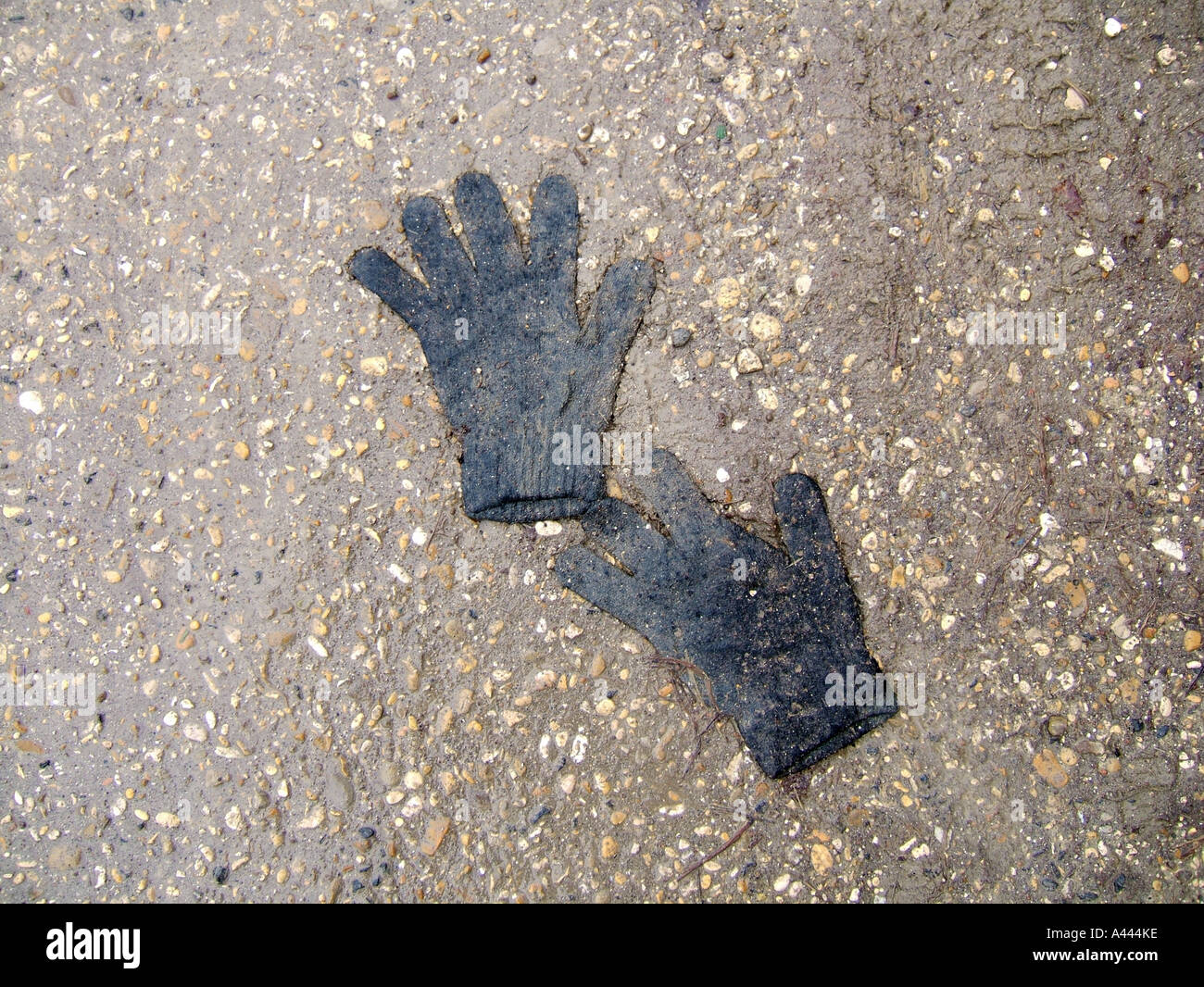 verlorene Handschuhe im Regen Stockfoto