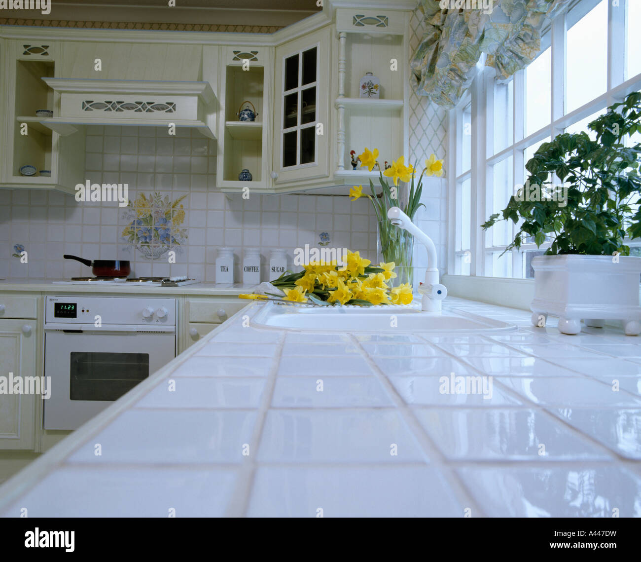 Weiß geflieste Arbeitsplatte weiß der 80er Jahre Küche Stockfotografie -  Alamy