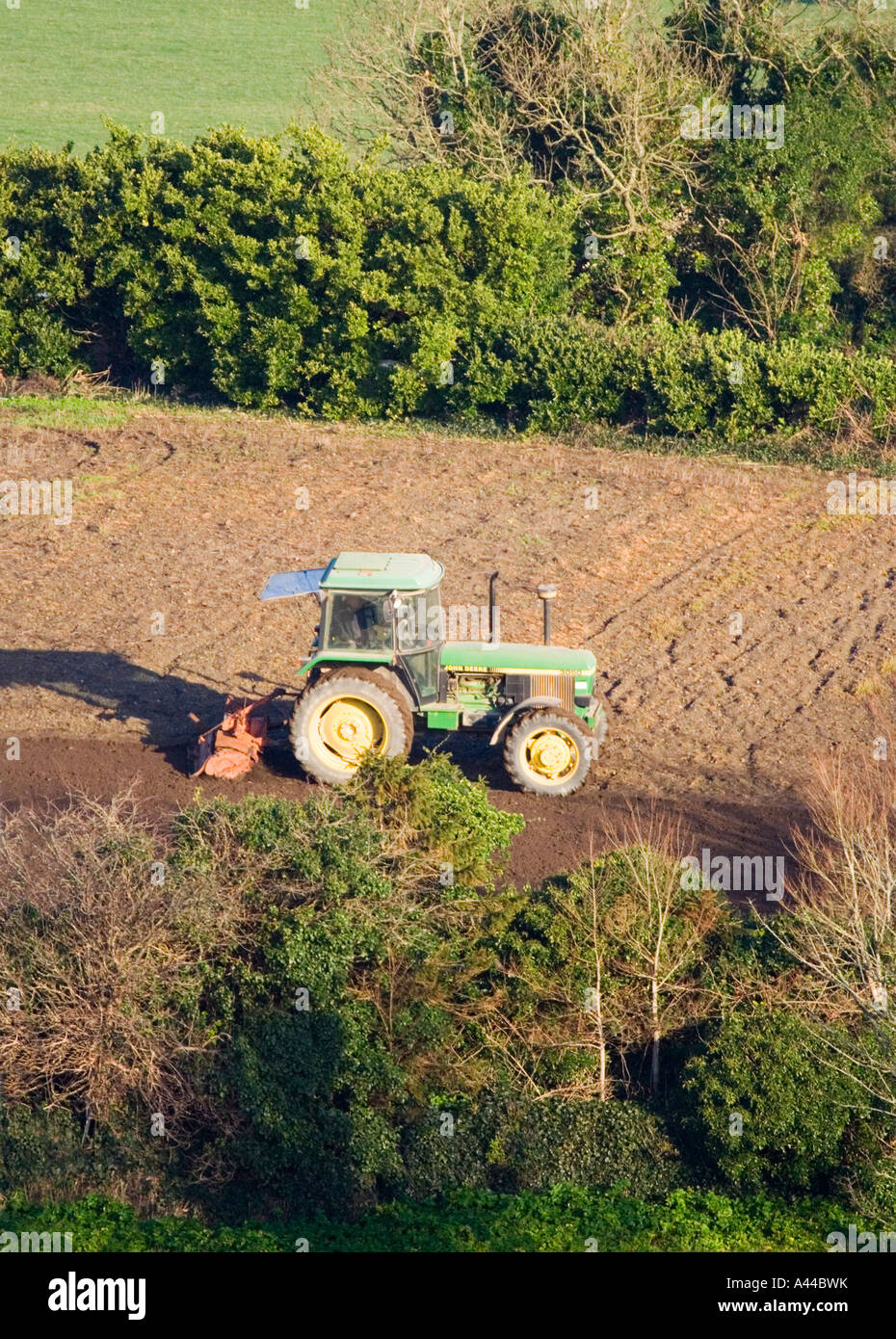 Luftaufnahme von "John Deere" Traktor 3050 Vorbereitung der Flächen zum Bohren von Samen. Am frühen Morgen. North Cornwall. VEREINIGTES KÖNIGREICH.  Februar Stockfoto