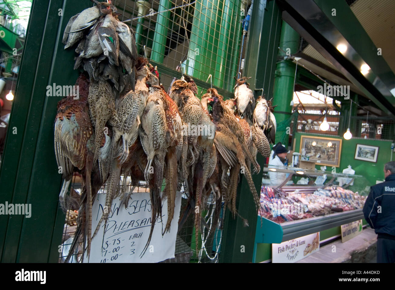 Neue Saison Fasane hängen außerhalb einen Marktstand in London Borough Market Stockfoto