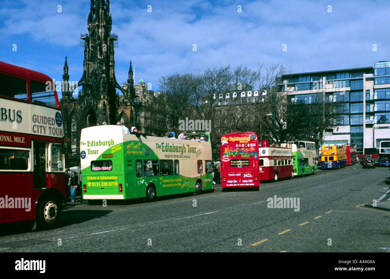 Edinburgh-Tour-Busse aufgereiht auf Waverley Bridge Vorbereitungen für Touristen in der Stadt Stockfoto