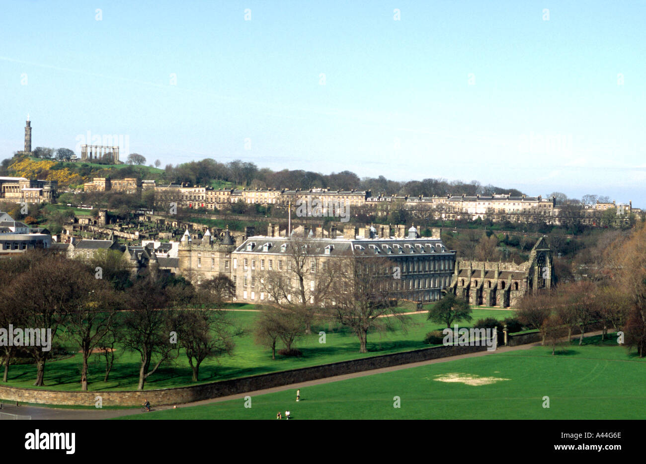 Palace of Holyroodhouse mit alten königlichen Kapelle von Salisbury Craigs gesehen Stockfoto