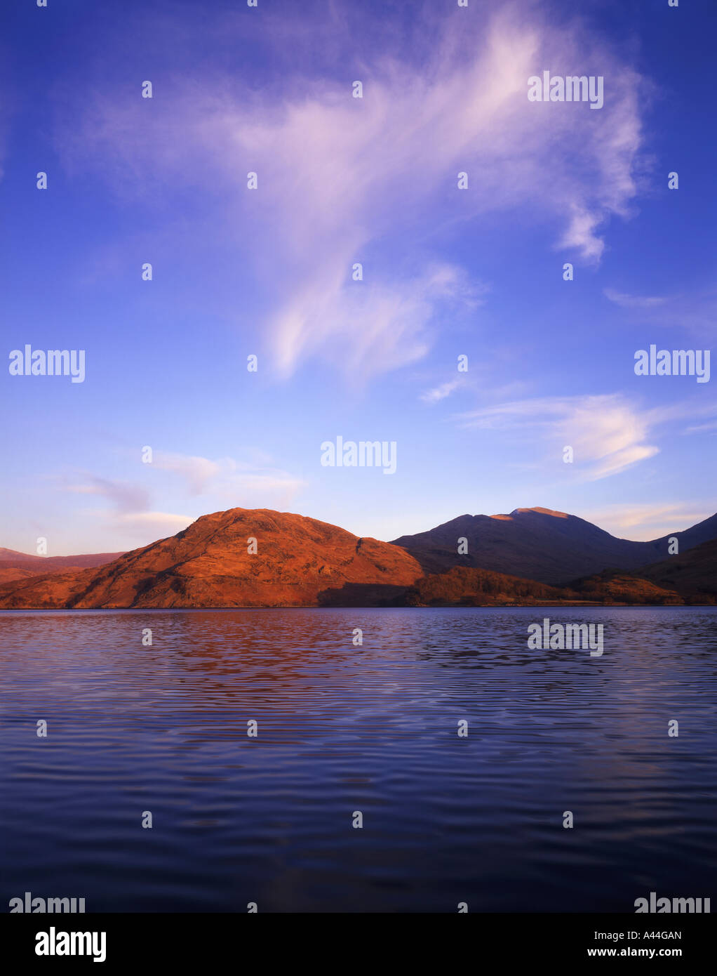 Abendlicht auf den Hügeln von Loch Etive, Argyll, Schottland, Vereinigtes Königreich. Stockfoto