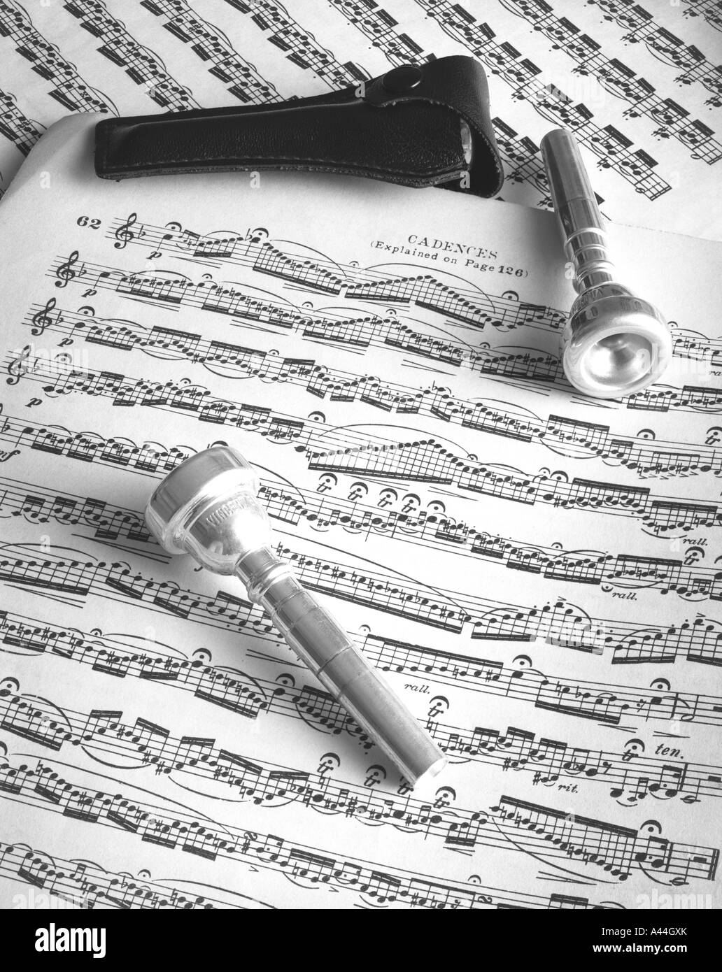 Trompete Mundstücke zu den Noten Stockfoto