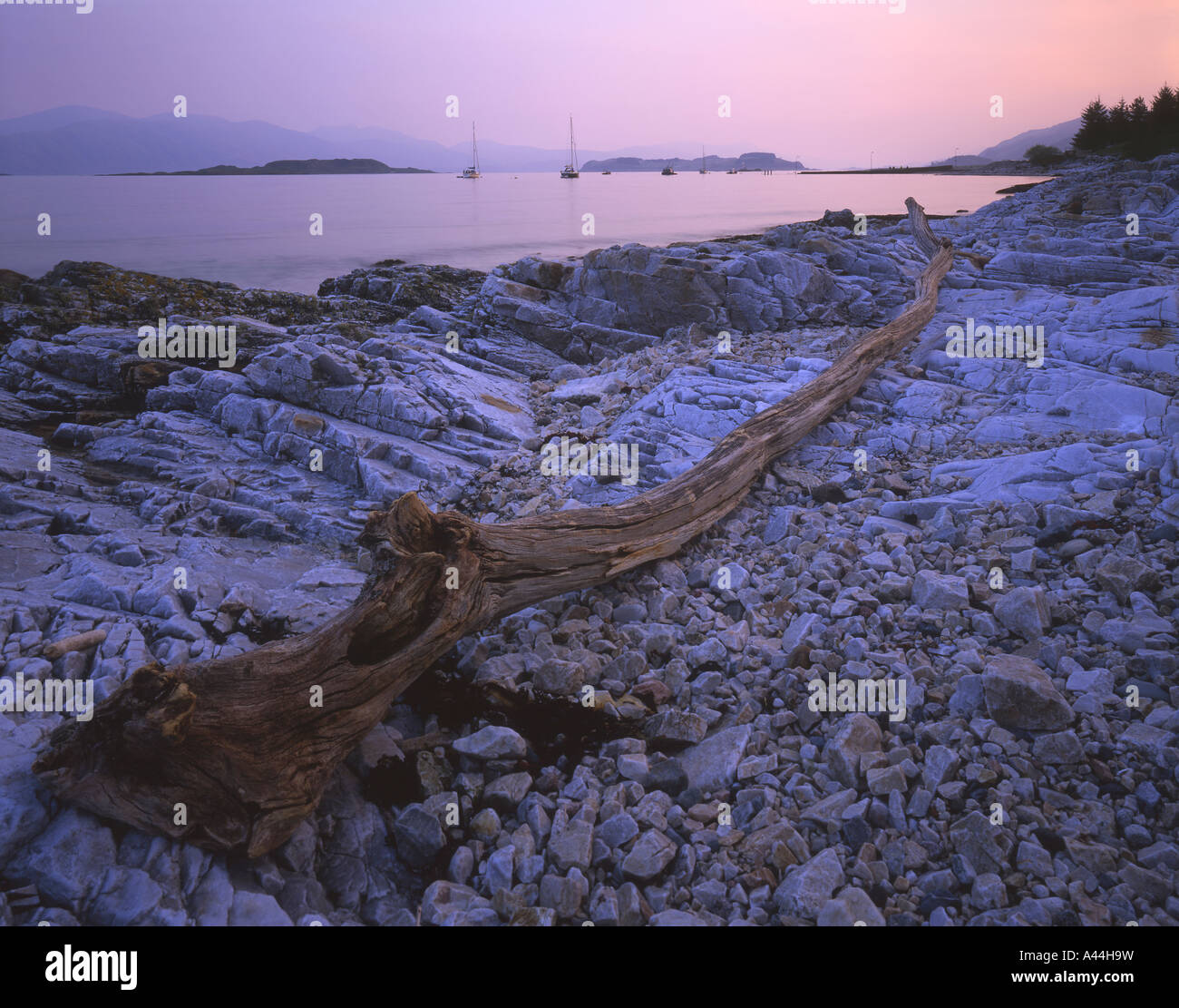 Über die Berge von Ardgour aus Port Appin, Argyll Morgenlicht Stockfoto