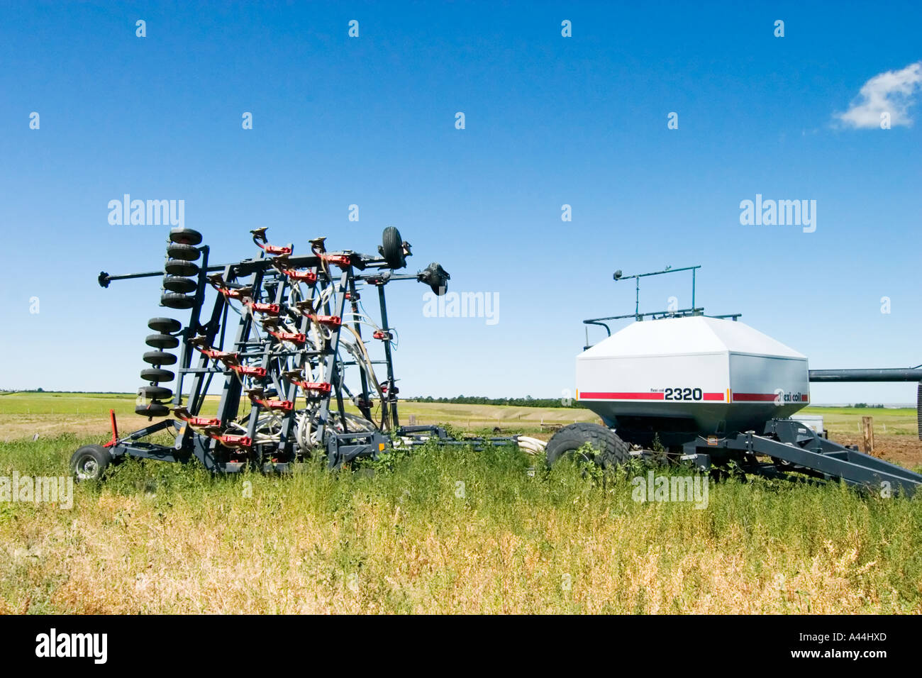 Eine große Sämaschine Luftsystem hinter einen John Deere Traktor gezogen Stockfoto