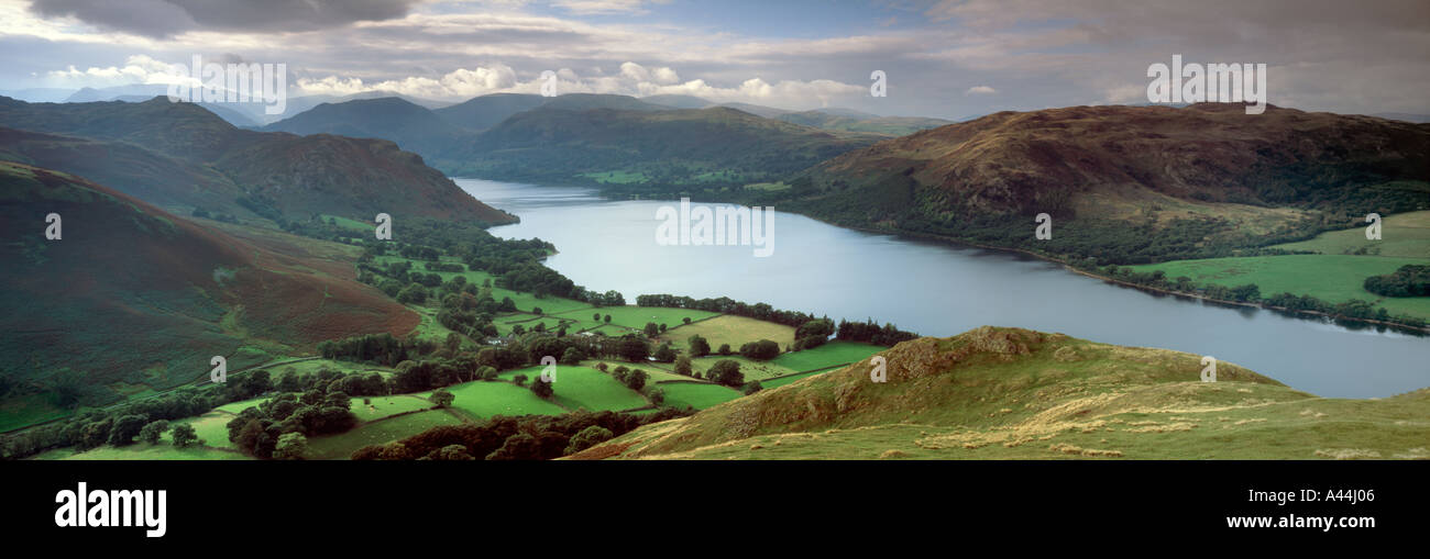 Panorama Sommer Blick auf Cumbrian Berge von Hallin fiel Seenplatte über Ullswater, Glenridding und Helvelyn Stockfoto