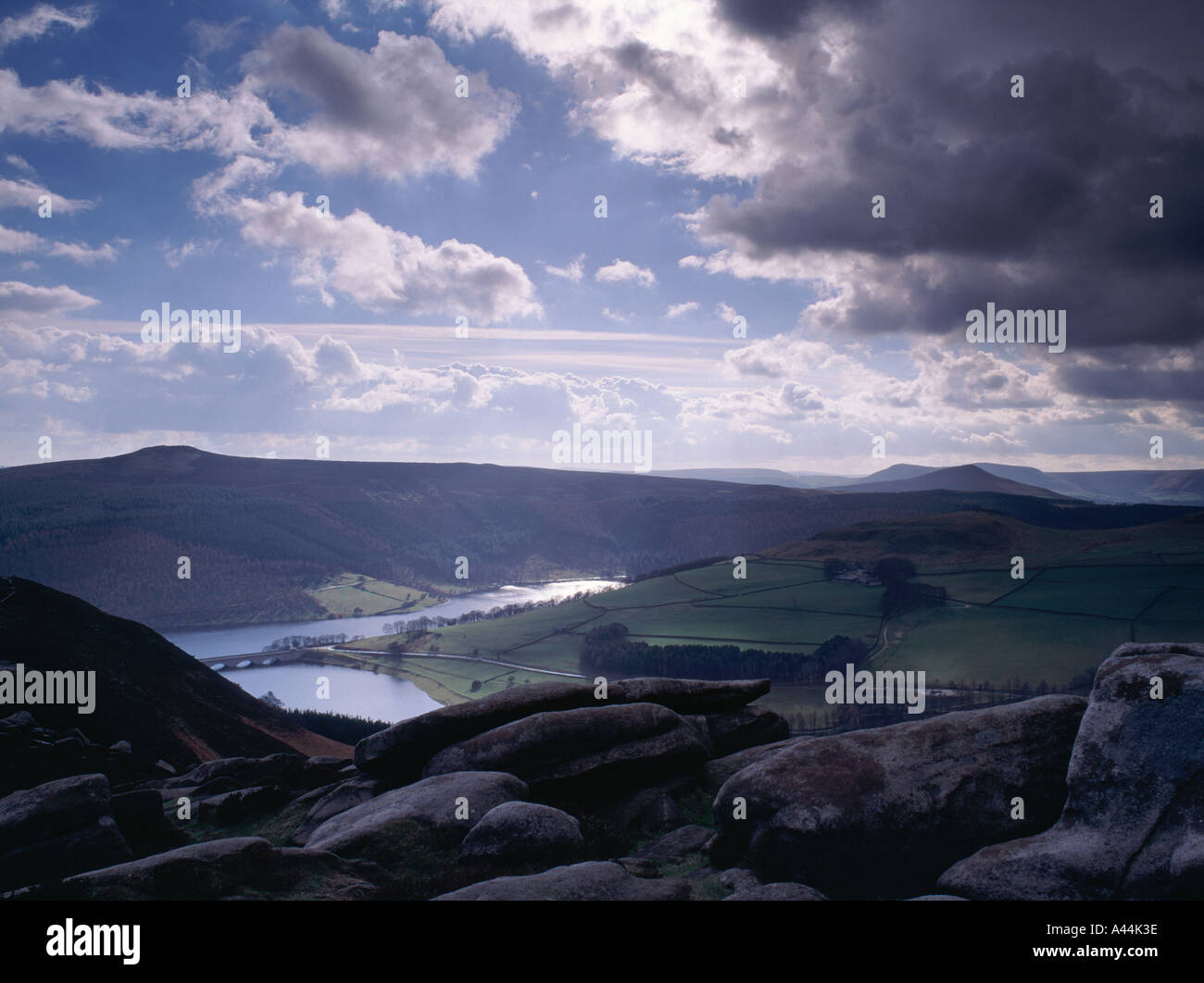 Sturm über Ladybower Vorratsbehälter und Woodlands Tal gesehen von Derwent Kante im englischen Peak District National Park löschen Stockfoto
