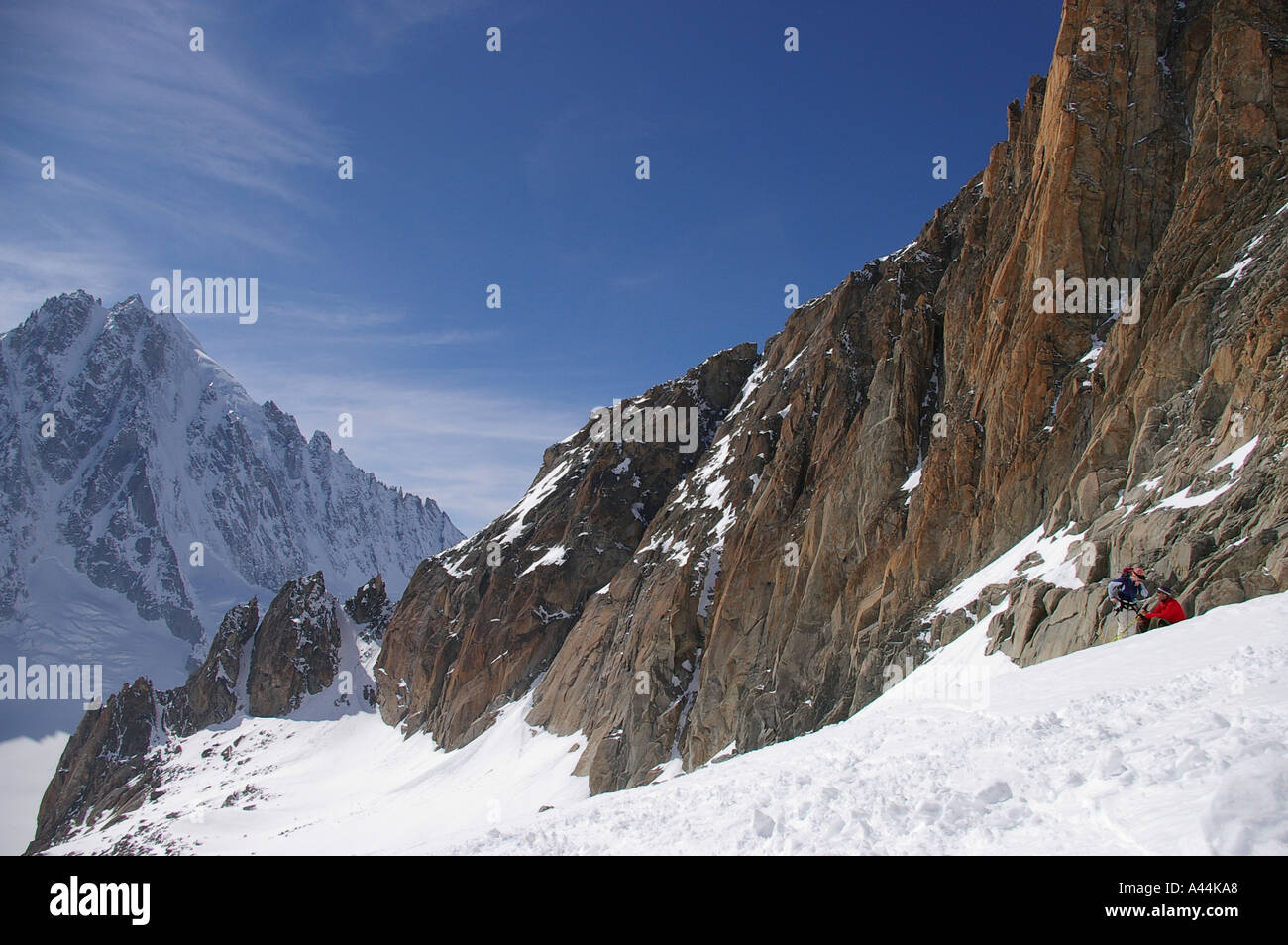 Paar, wobei eine Pause Skitouren auf einem Berg über Chamonix Frankreich Stockfoto