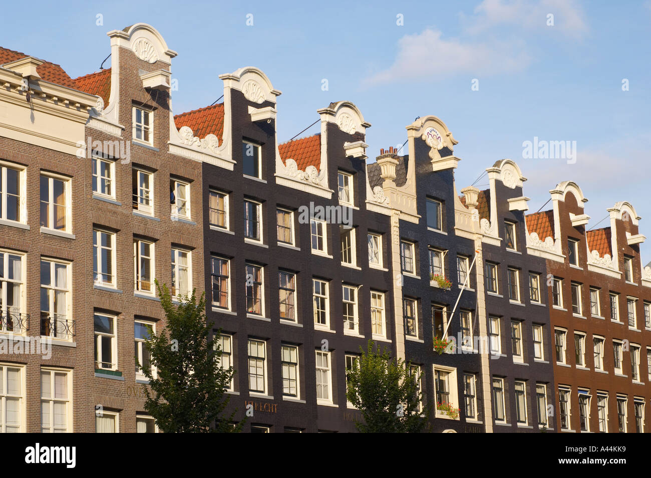 Nackengiebeln auf traditionellen Kanalhäusern. Amsterdam Stockfoto