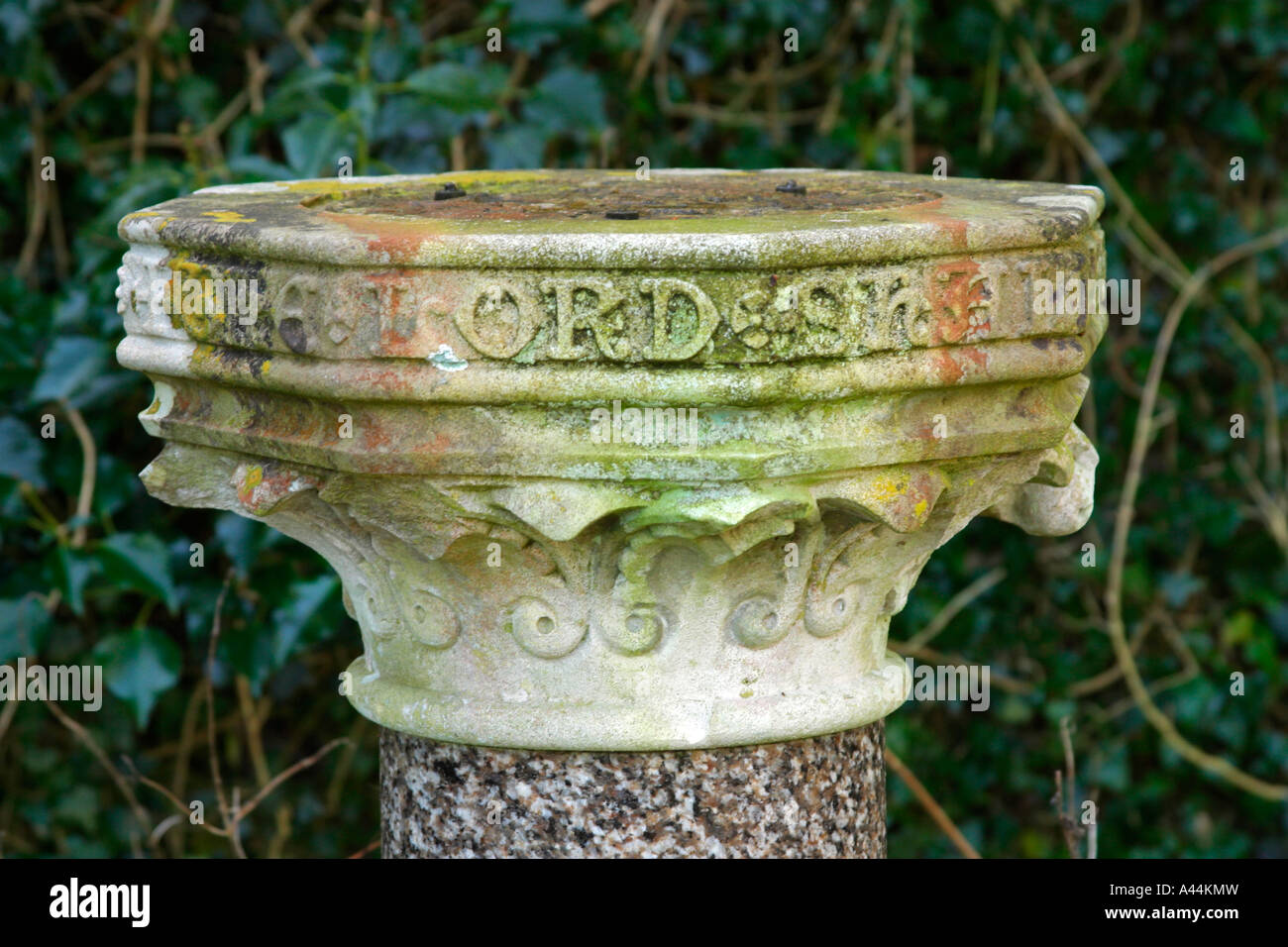 Sehr alte Sonnenuhr Basis. Kirche St. Johannes der Täufer, Findon, West Sussex. Stockfoto