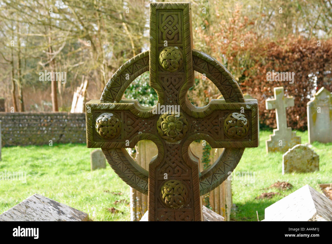 Celtic Cross im Kirchhof der St. Mary's Church, Clapham Village, West