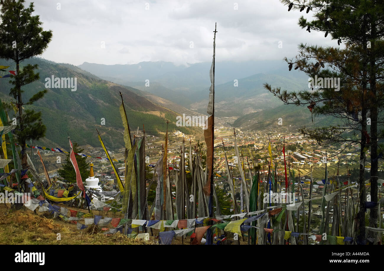 Gebetsfahnen über Stadt von Thimpu in das Königreich Bhutan, das Land des Donnerdrachens Stockfoto
