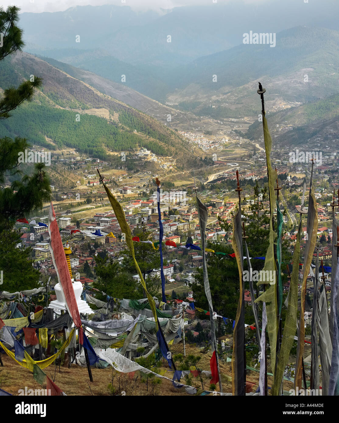 Gebetsfahnen über Stadt von Thimpu in das Königreich Bhutan, das Land des Donnerdrachens Stockfoto