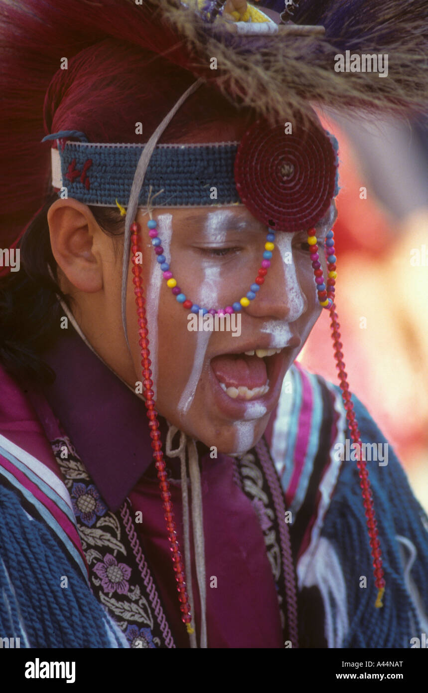 Junger Mann, ein Lakota Sioux Indianer Indianer, Teilnahme an einem Powwow In Denver Colorado USA statt. Stockfoto