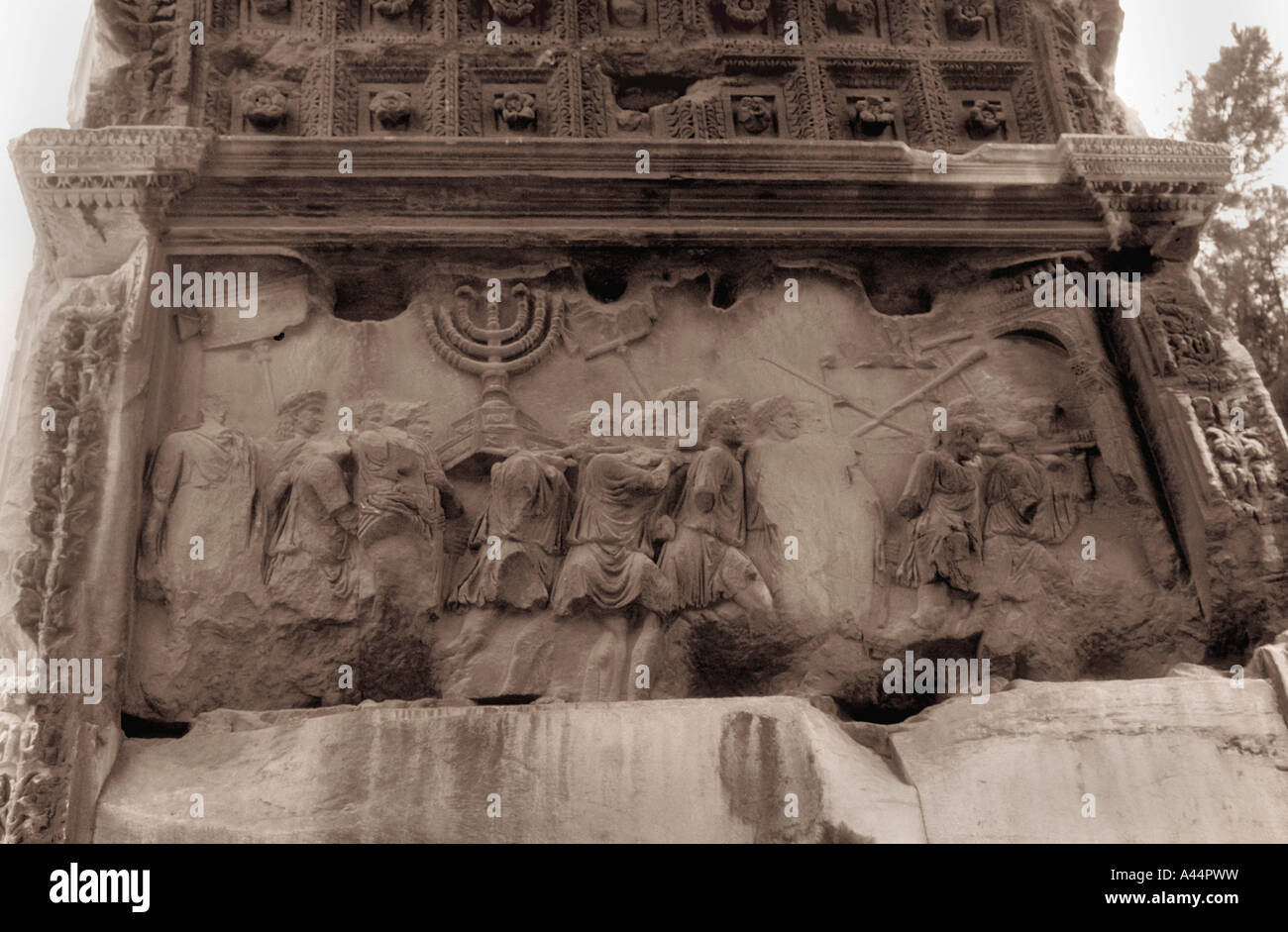 Im Inneren der Bogen von Titus In Rome.Relief Titus Legionen Shacking den Tempel von Jerusalem In 70CE zeigt. Stockfoto