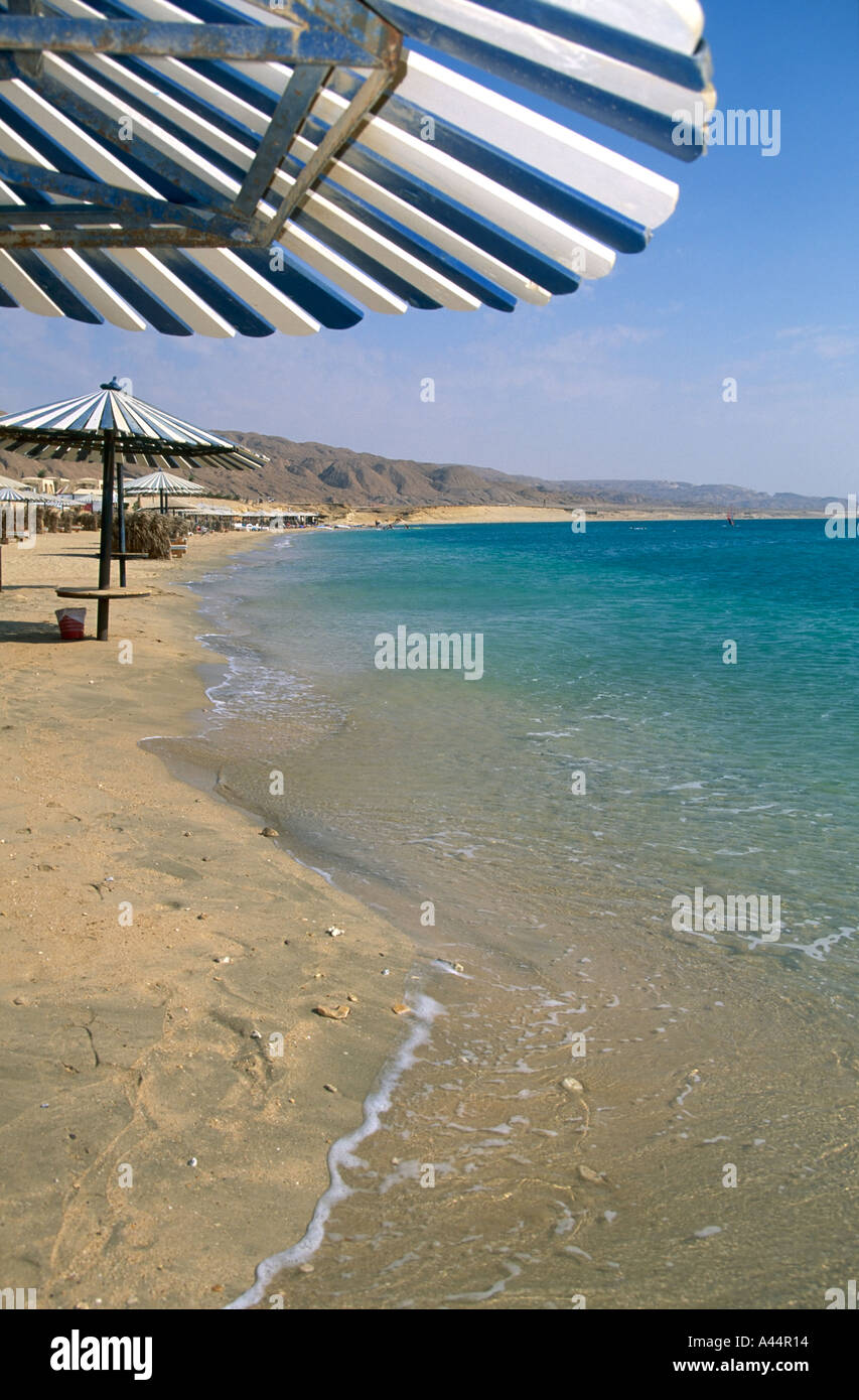 Leeren Sie ägyptischen Sandstrand mit Sonnenschirmen, zeigt einen Mangel an Touristen Ras Sudr Sinai Ägypten Stockfoto