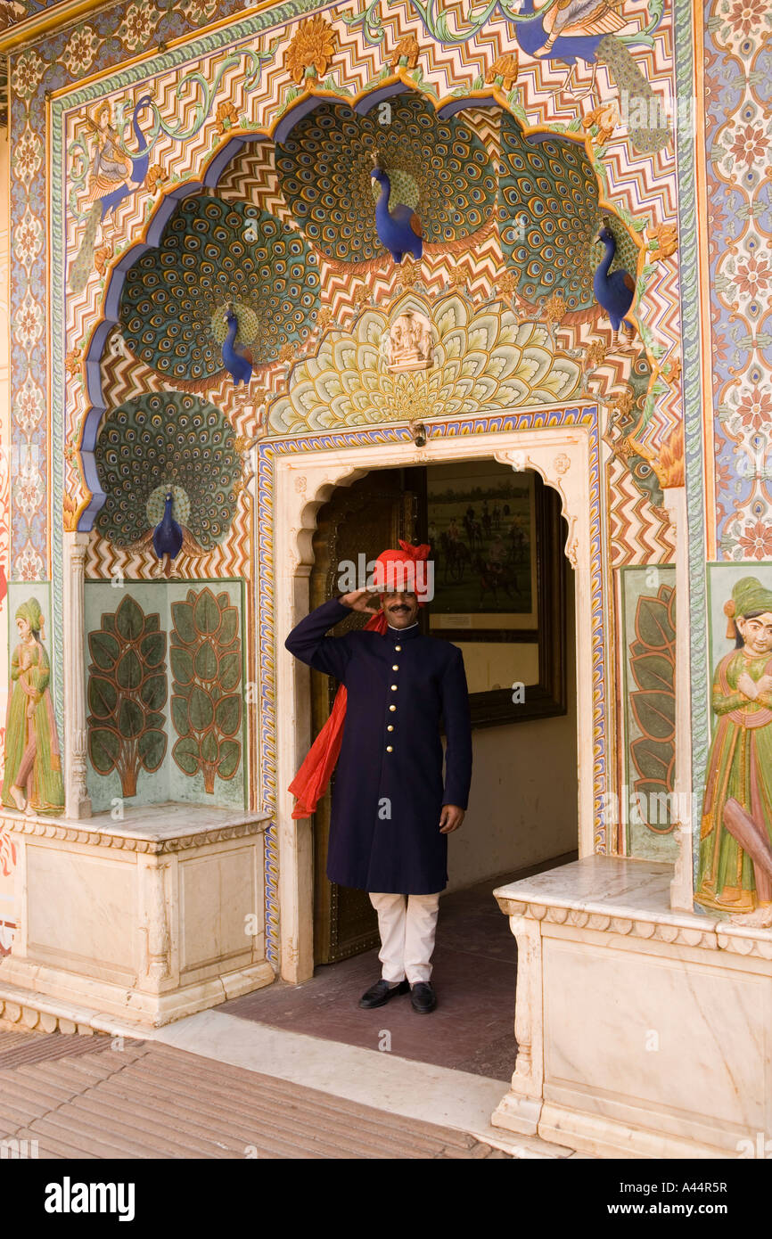 Indien Rajasthan Jaipur City Palace Uniformierte Wächter am Pfau Tor grüßte Stockfoto