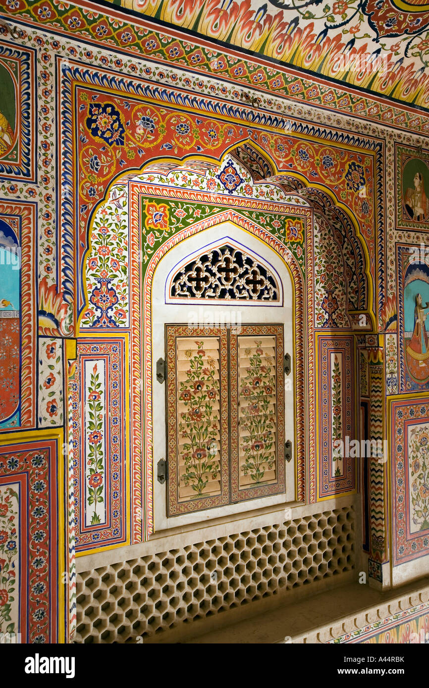Indien Rajasthan Samode Palast in der Nähe von Jaipur Durbar Hall kunstvoll bemalten Fensterläden Fenster Stockfoto