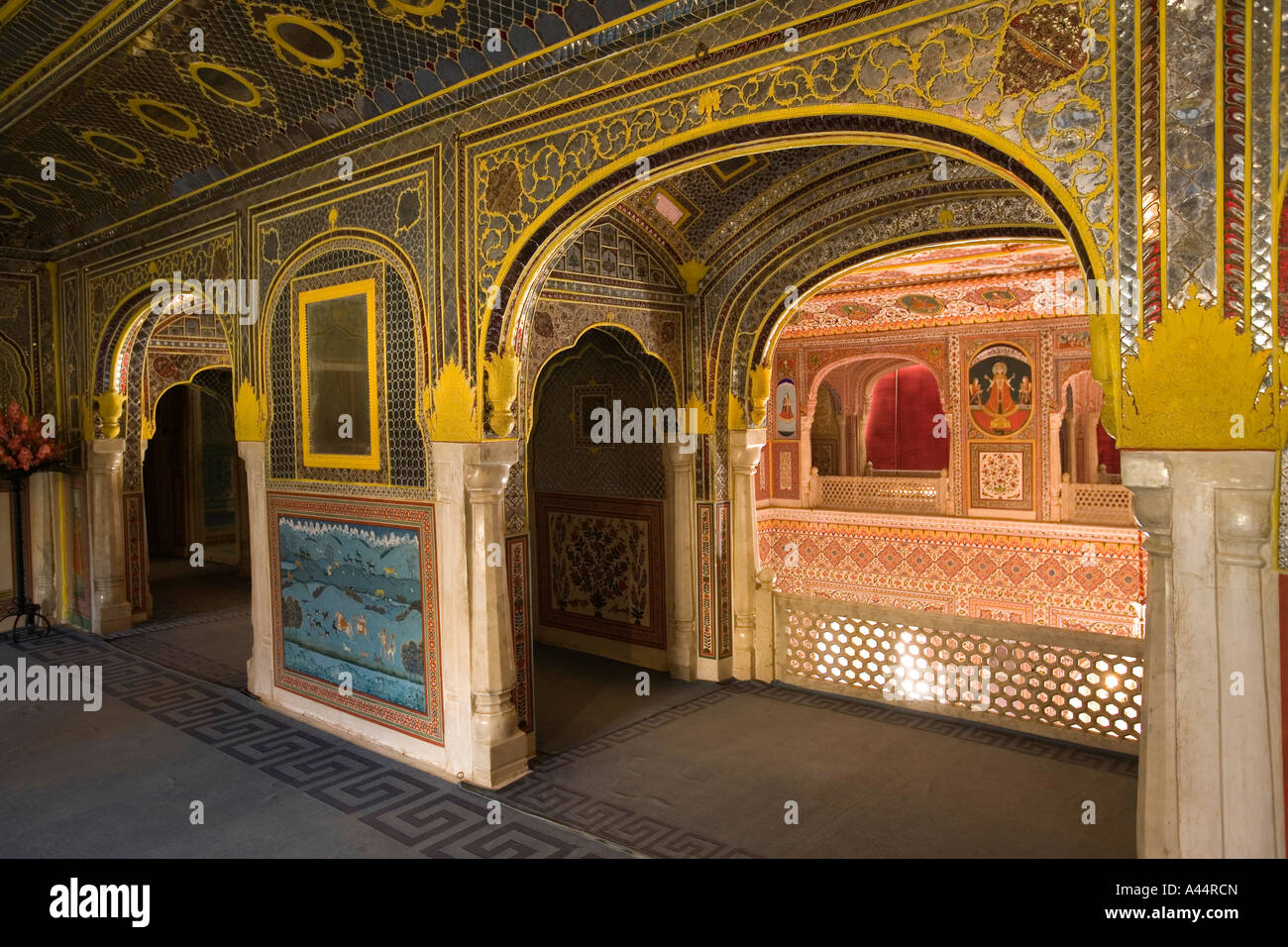 Indien Rajasthan Samode Palast in der Nähe von Jaipur gespiegelt Shisha Zimmer Bogen Eading Durbar Hall Stockfoto