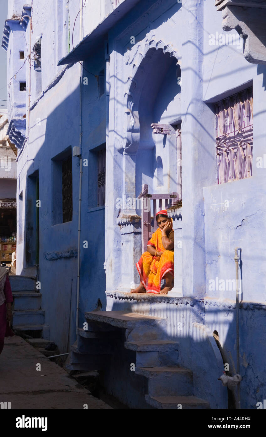 Indien Rajasthan Bundi bunt gekleidet Frauen saßen in blau gemaltes Haus Tür Stockfoto