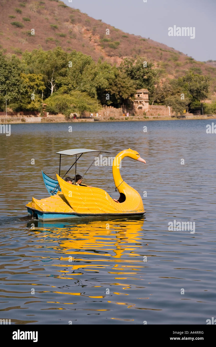 Indien Rajasthan Bundi Jait Segar See junge Männer auf See in Kitsch gelbe Schwan Tretboot Stockfoto