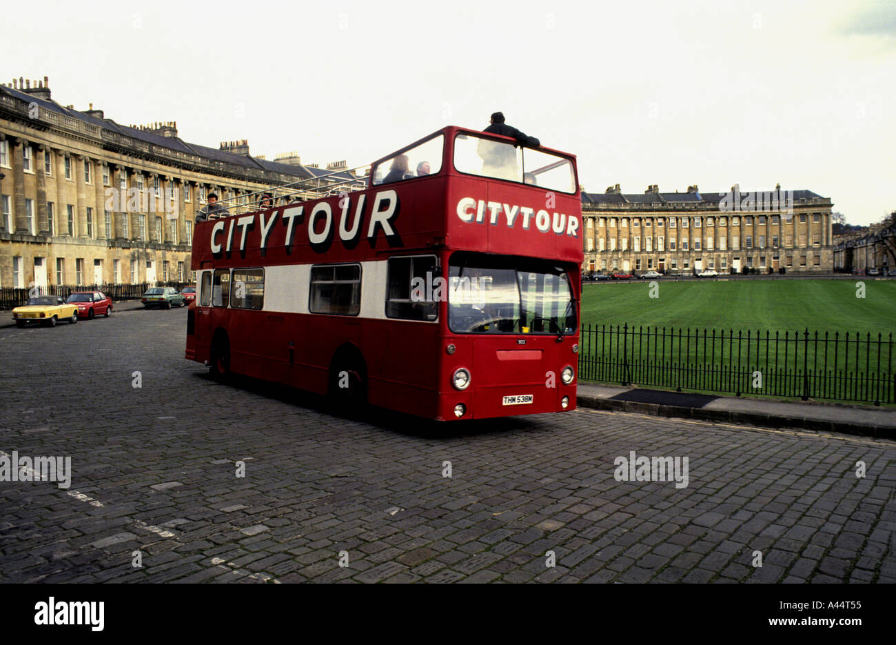 Besichtigung der Cabrio Bus, Royal Crescent, Bath, Avon, UK. Stockfoto