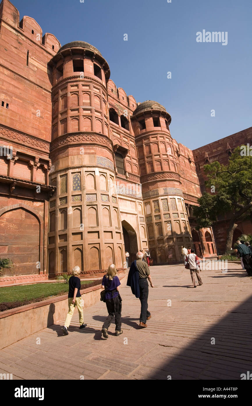 Indien Uttar Pradesh Agra Fort westlichen Besucher zu Fuß zum Amar Singh Gate Stockfoto