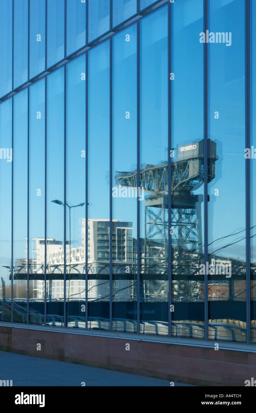 Finnieston Crane spiegelt sich in den Fenstern der BBC Schottland HQ Gebäude, Pacific Quay, Glasgow, Schottland Stockfoto