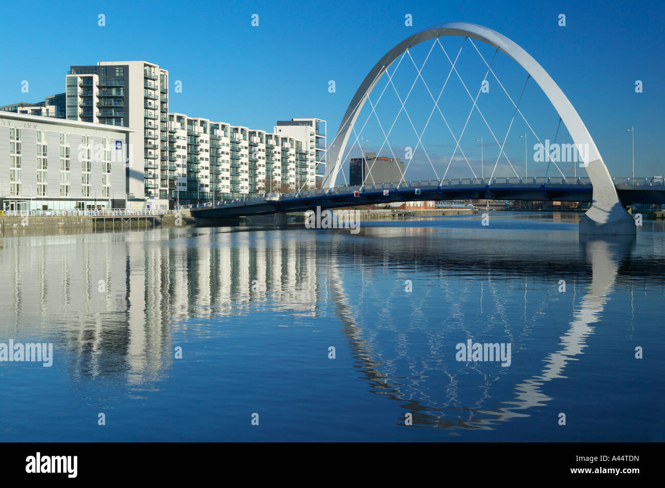 Das India Quay Gebäude und Clyde Arc Überquerung des Flusses Clyde, Glasgow, Schottland Stockfoto