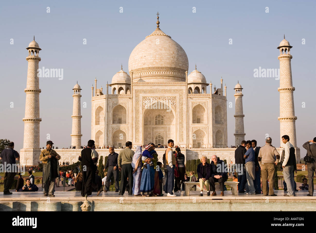 Indien Uttar Pradesh Agra Taj Mahal ältere Besucher aus dem Westen saß auf Dianas Sitz Stockfoto