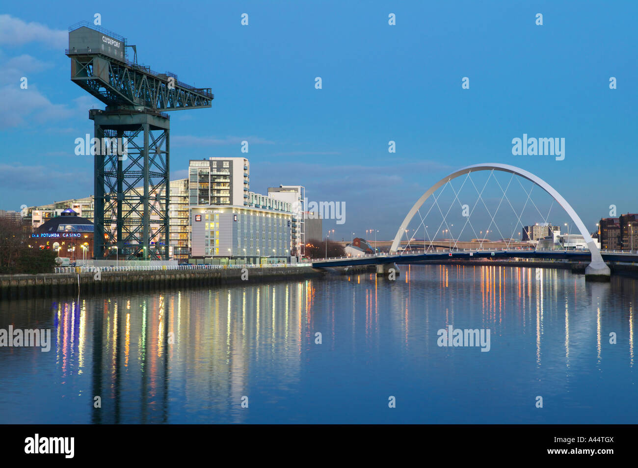 Des Flusses Clyde, Finnieston Kran, India Quay Gebäude und Clyde Arc, Glasgow, Schottland Stockfoto