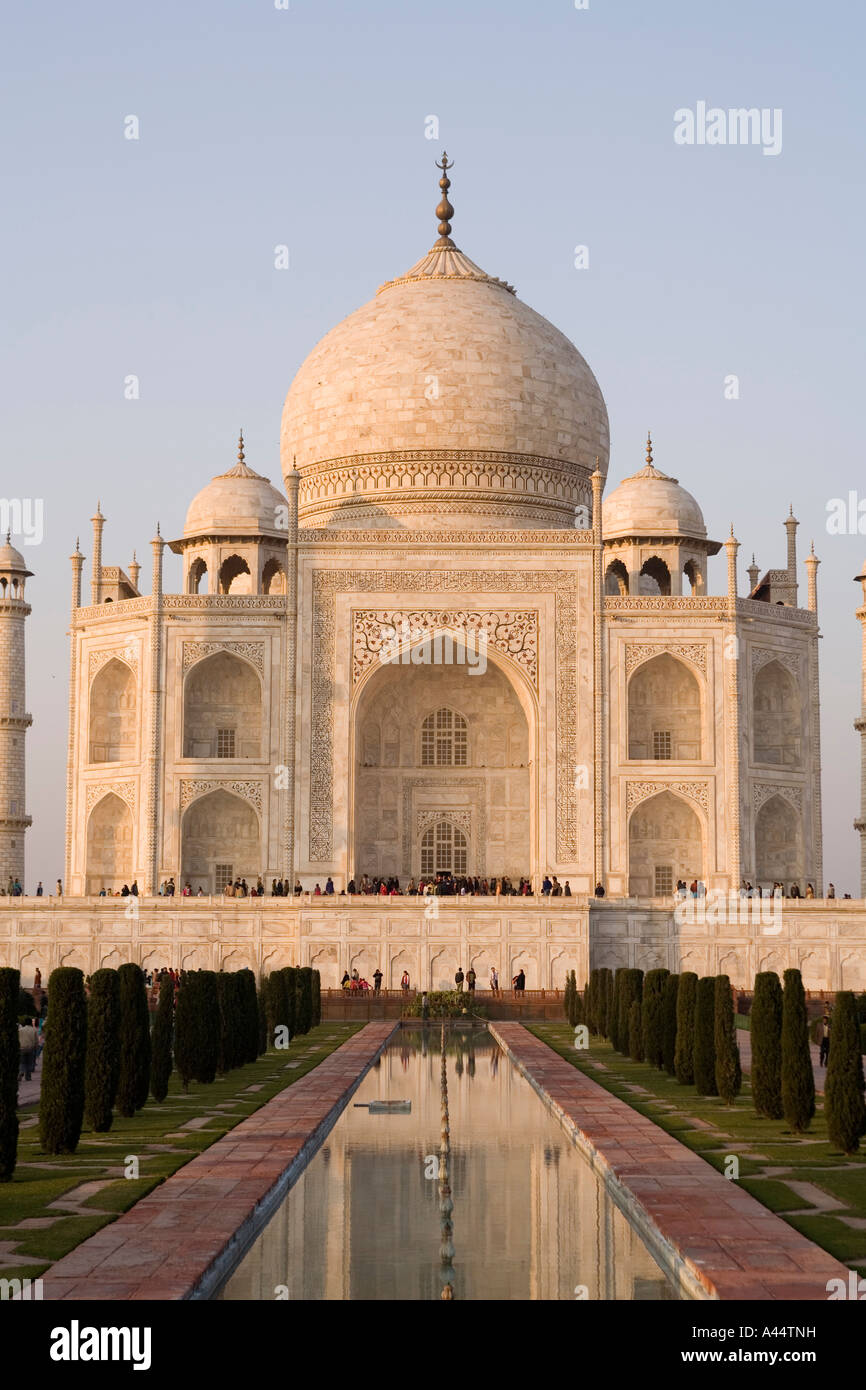 Indien Uttar Pradesh Agra Taj Mahal späten Nachmittag Vorderansicht spiegelt sich im pool Stockfoto