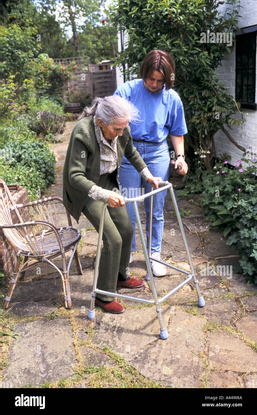 84 Jahre 0LD). l00ked nach in ihrem 0wn h0me durch Betreuer 1980 Stockfoto