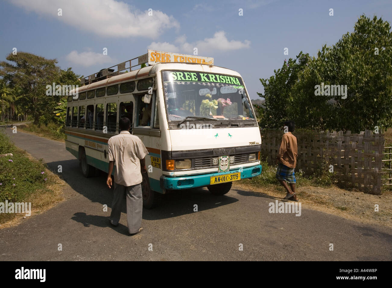 Indien-Andamanen und Nikobaren North Andaman Island Sitapur Nahverkehr Menschen einsteigen in lokalen bus Stockfoto