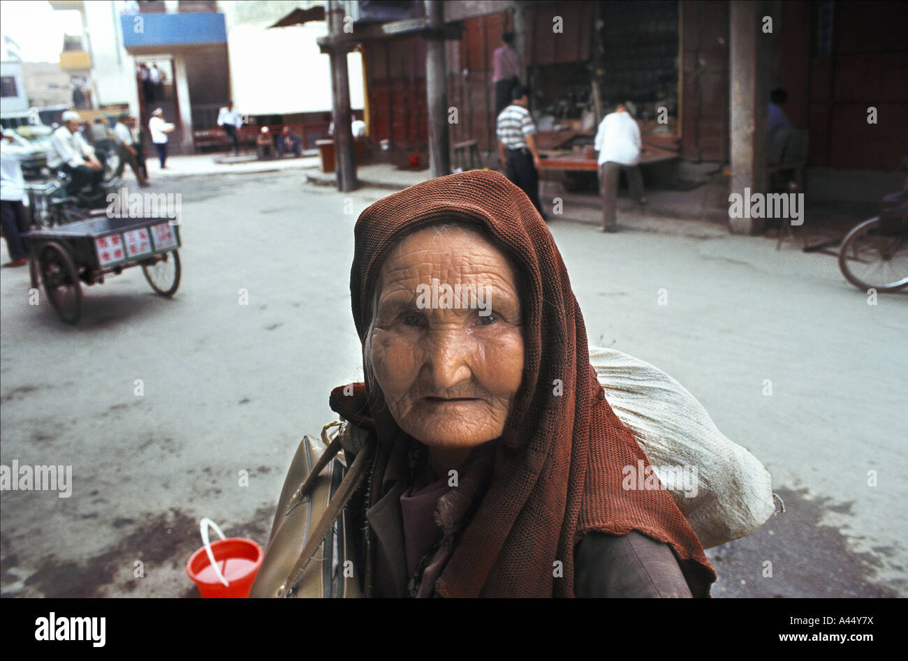 Eine alte Dame prüft der Fotograf vor ihr. Kashgar, Xinjiang, China Stockfoto