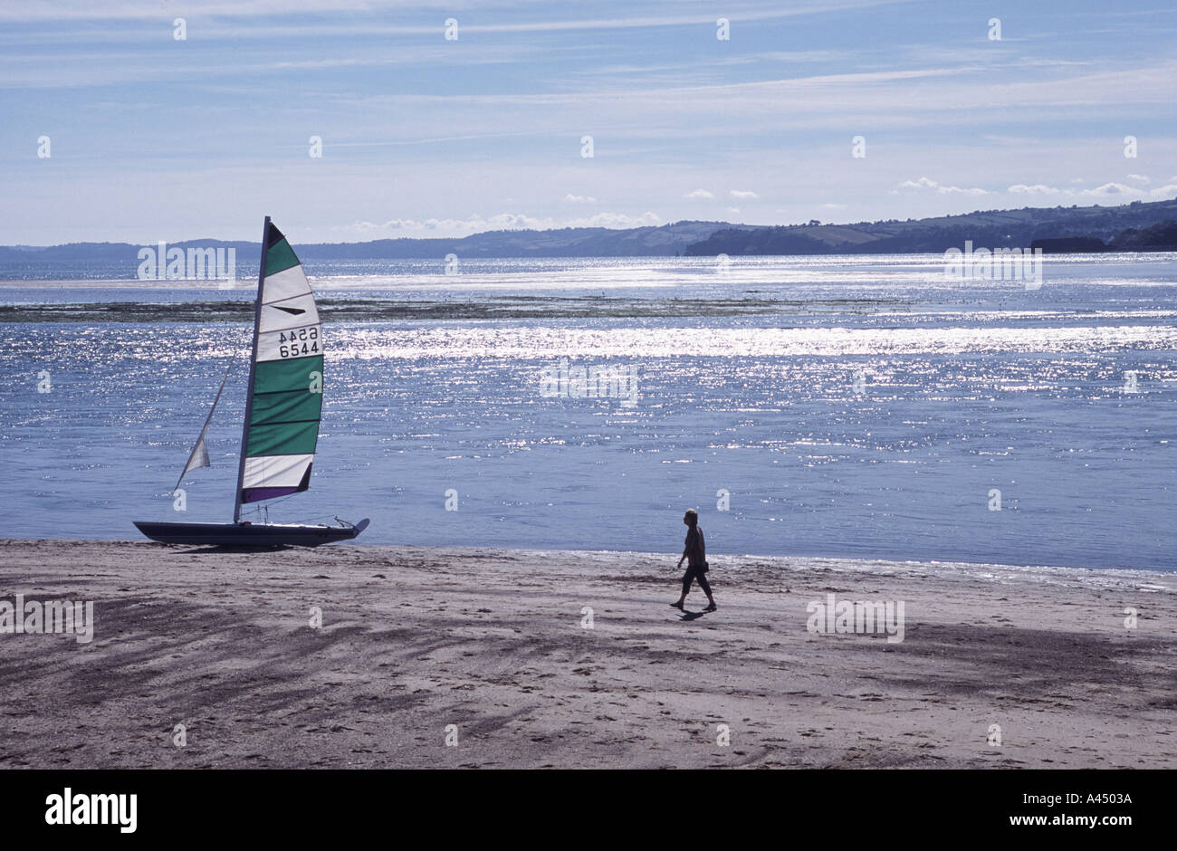Eine Jolle gestrandet auf dem Sand in der Mündung des Flusses Exe in Exmouth Devon UK Stockfoto
