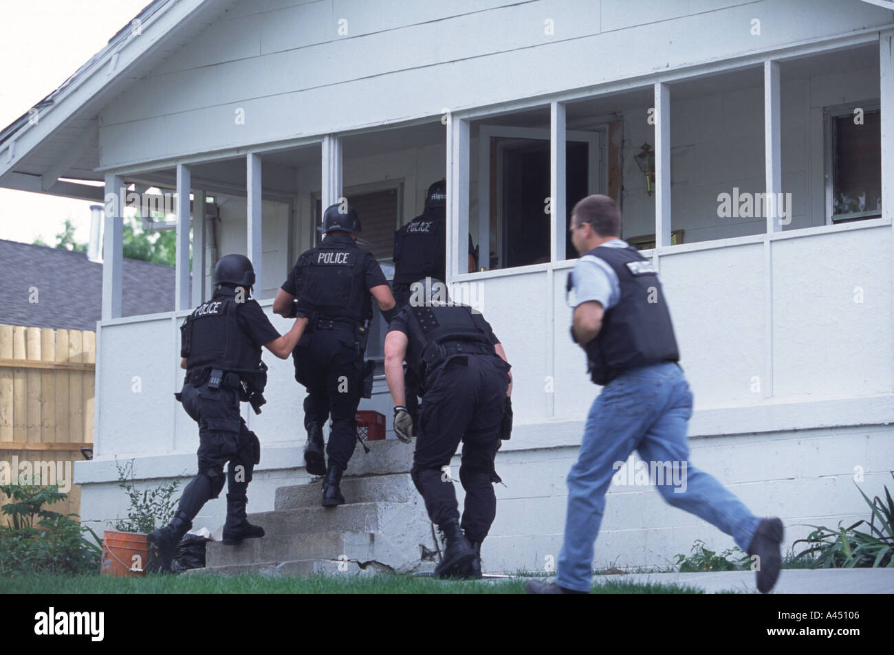 Polizisten mit Durchsuchungsbefehl. Kansas City, Missouri, USA. Straße Drogen Einheit TAC-Team. Stockfoto